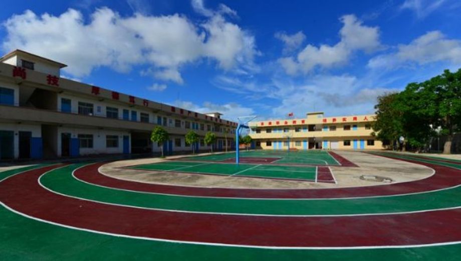 吴川市梅山中学